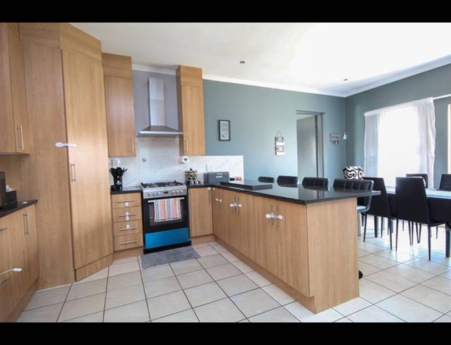 3 BEDROOM TOWNHOUSE FOR SALE IN THATCHFIELD